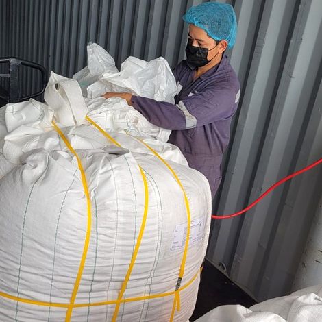 Packaging peanuts for export to France