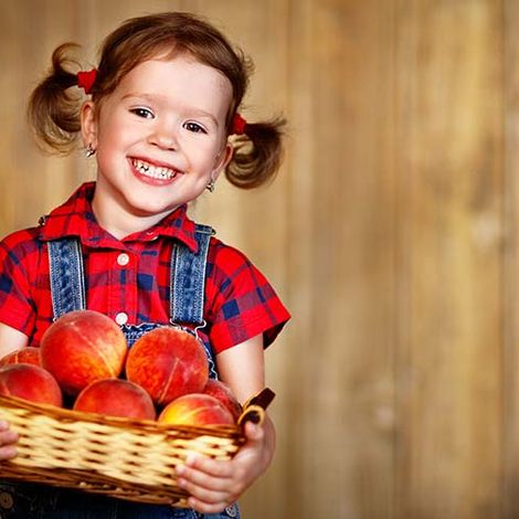 nina-con-fruta.jpg