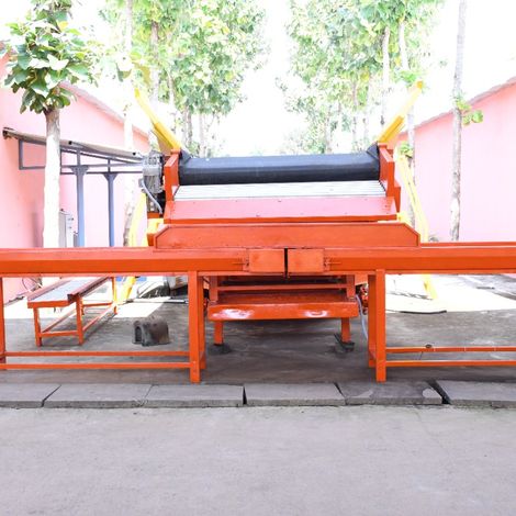 Roshan Fruits Pvt Ltd _ Mango Concentrates_ Conveyor Belt for Grading