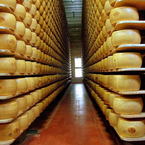 1018px-Parmigiano_reggiano_factory-e1643637461789.jpg