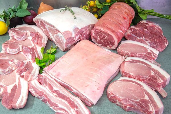 Fresh Pork Meat from 영국 supplied by Tendercut Meats Ltd - With Bone (=Bone-in) 신선 돼지고기 햄 및 목살