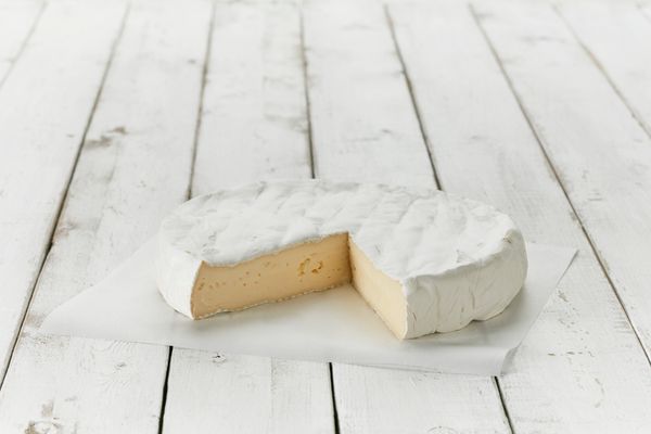 Camembert Cheese from 캐나다 supplied by Fromagerie St-Albert - Round 까망베르 치즈