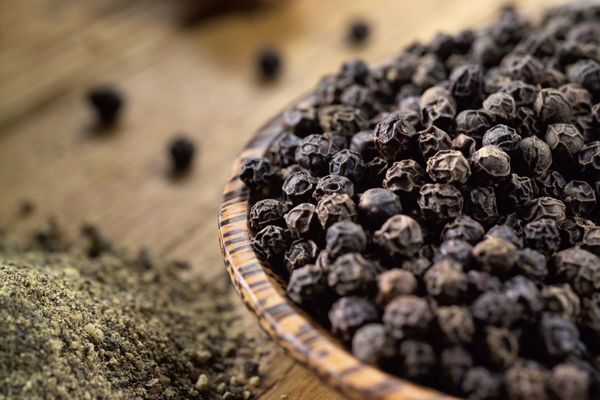 black pepper from India supplied by VARPI INDUSTRIES PVT LTD - Size: 5 mm Whole Black Peppercorn