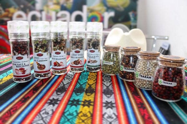 MIX OF PEPPER (RED PEPPER, GREEN PEPPER, BLACK PEPPER, WHITE PEPPER, BLACK PEPPER) from 에콰도르 supplied by Yuly Mery Muñoz Larrea (Tsaran-to) - 흑후추 열매