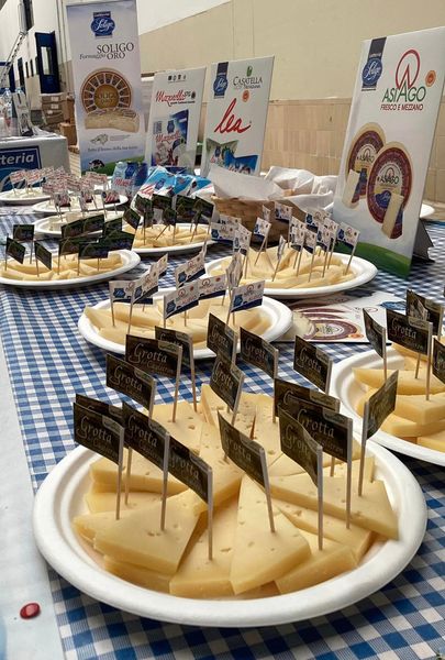 Pecorino Cheese from 이탈리아 supplied by Latteria Di Soligo - Bar 페코리노 치즈