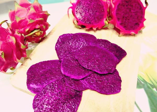 Freeze Dried Red Dragon Fruit from 태국 supplied by Phootawan Thai Dried Fruit Co., Ltd. - Red Flesh 신선 용과