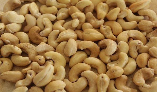 KOD  Cashew Nuts from Nigeria supplied by Kodgav NG - 150 (≤325 kernels/kg) Raw Cashew Nut