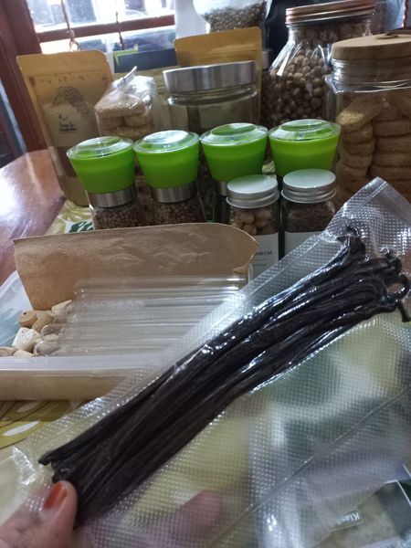 Vanilla Beans Tahiti from Indonesia supplied by Kembang Vanila Utama - Large Vanilla
