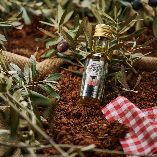 Olive Oil with Garlic 100ml from Greece supplied by SapoTerra - golden green Olive Oil