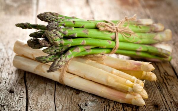 Asparagus from 독일 supplied by BARLU Lebensmittel-Service-GmbH - Spears 신선 아스파라거스