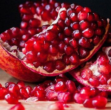 Pomegranates from 아프가니스탄 supplied by Anjeer Ltd. - Red 신선 석류
