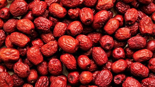 Jujube from 이란 supplied by Toos Taak Persian Raisin Co. - Red 말린 묏대추