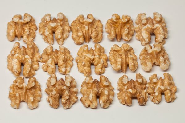 Light Halves Walnut from 미국 supplied by AVANTI NUT COMPANY - 껍질 없음 호두 알맹이
