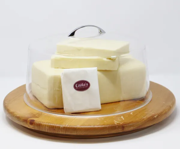 Cheddar Cheese from 캐나다 supplied by Cooke's Old World Shop Ltd. - Block 체다 치즈