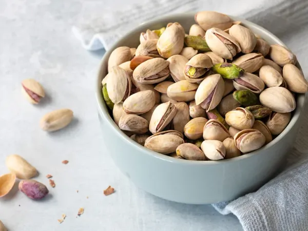 Pistachios from 스위스 supplied by Mill of Payerne - 녹색 생피스타치오