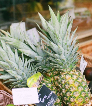 Pineapple from 영국 supplied by Fruity Fresh (Western) Ltd - 크라운 포함(=Crowned) 신선 파인애플