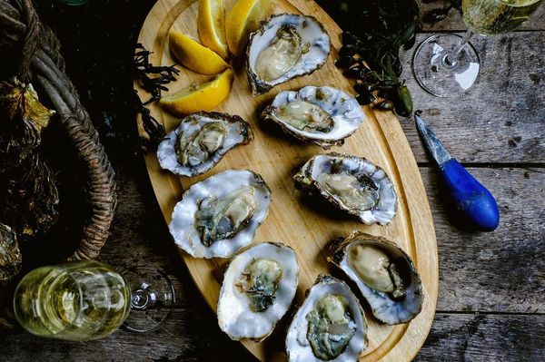 Large Rock Oyster from 영국 supplied by Richard Haward's Oysters - Half Shell (=Half Shelled=Half Shucked) 신선 굴