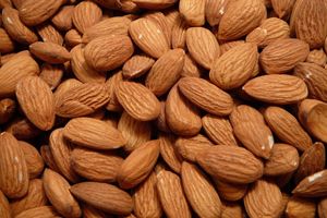 Almond from 독일 supplied by SIGCO Warenhandelsgesellschaft mbH - 갈색 아몬드 알맹이