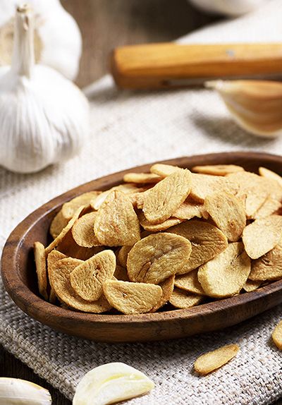 Vacuum Fried Garlic from 태국 supplied by Phootawan Thai Dried Fruit Co., Ltd. - 마늘 가공품