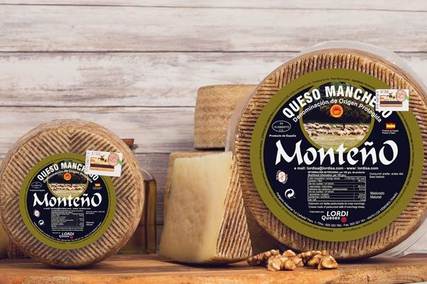 Cured Manchego from 스페인 supplied by LORDI SA - Cured 만체고 치즈