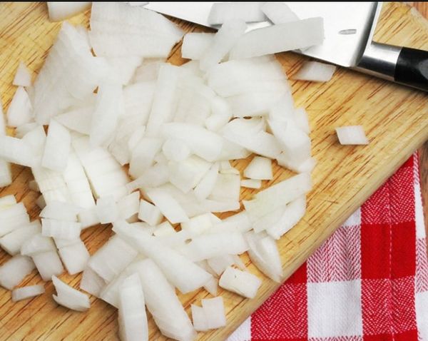 Fresh Onion from Spain supplied by Vega Alcarrena - Sliced Fresh Onion