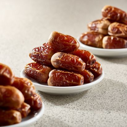 Segai Dates from 사우디아라비아 supplied by Bateel - Yellowish-brown 신선 대추야자