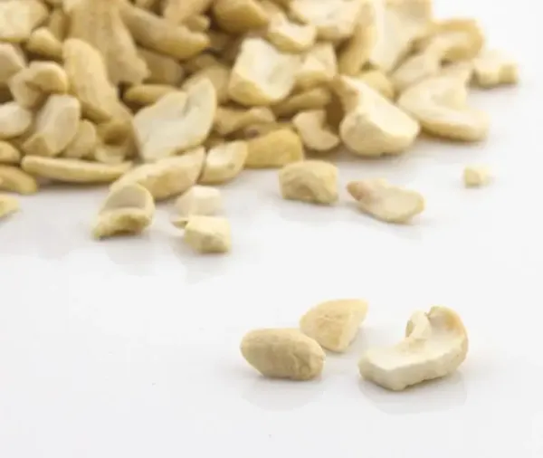 Broken Cashew from 부르키나파소 supplied by Gebana Afrique - Cashew Nut 캐슈너트 알맹이