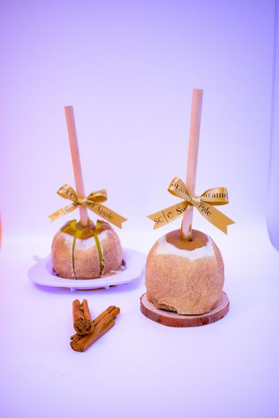 Cinnamon caramel apple from 영국 supplied by Sweet Caramel Apple Ltd - 과자