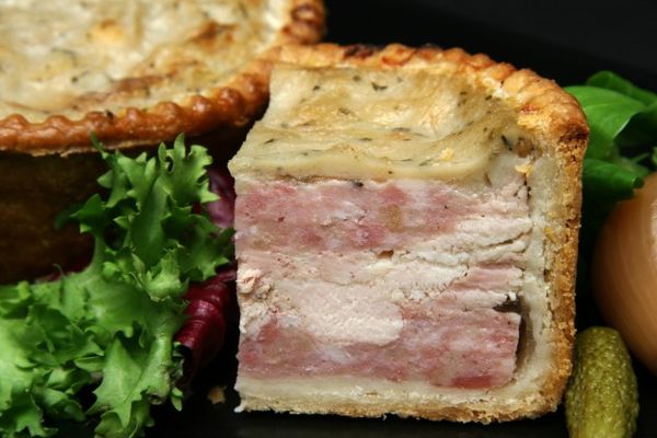 Pork Pie from 영국 supplied by Voakes Pies Limited - Sliced 돼지고기 통조림