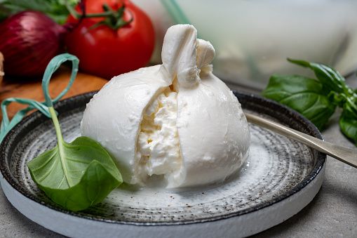 Mozzarella from 미국 supplied by US Commodities LLC - Ball 모짜렐라 치즈