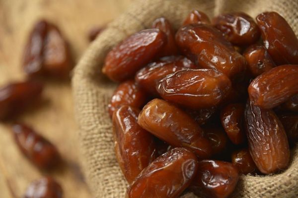Royal Dates from 그리스 supplied by Hatzigeorgiou Almond Products S.A. - Yellowish-brown 신선 대추야자