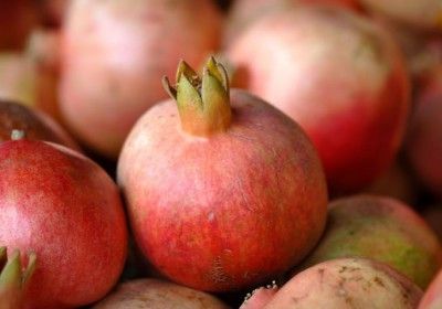 Fresh Pomegranate from 스페인 supplied by The Natural Hand - Fresh (=Chilled) 신선 석류