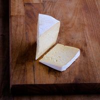 Farmhouse Brie from 뉴질랜드 supplied by Evansdale Cheese Factory - Block 브리 치즈