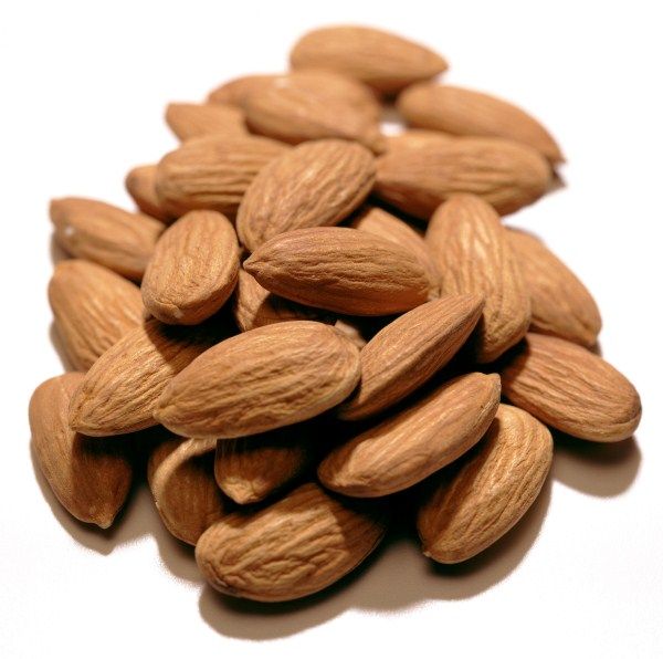 Almonds from 튀르키예 supplied by BB Tekstil Gida - 갈색 아몬드 알맹이