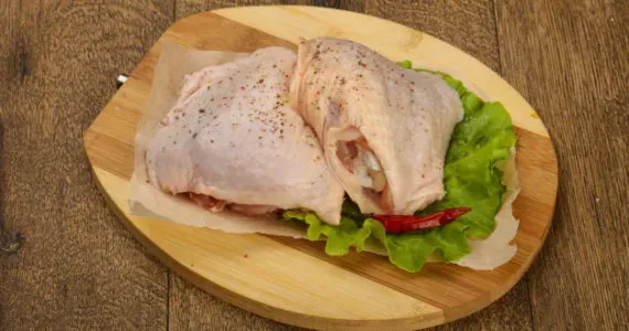 Frozen or Chilled Chicken Thigh from 아르헨티나 supplied by Faenar S.R.L. - With Bone 닭고기 가공품