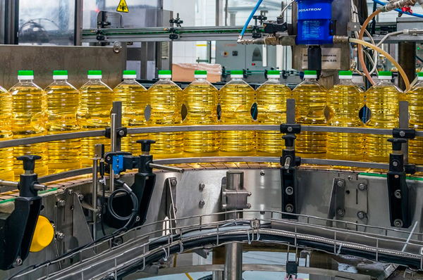 Sunflower oil is refined from 우크라이나 supplied by VDK - Light Yellow 정제 해바라기유