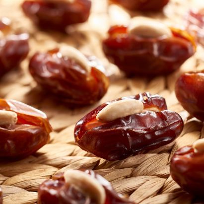 Khidri Dates with Roasted Almond from 사우디아라비아 supplied by Bateel - Fresh (=Chilled) 대추 가공품