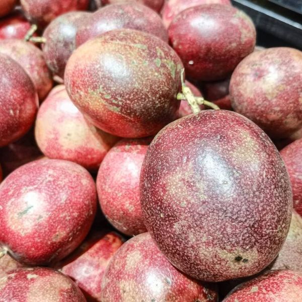 Fresh Purple Passionfruit from 베트남 supplied by AGRIHUB - Size: 34 신선 패션프루트